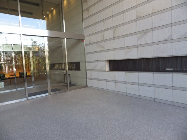 プラウド本郷ヒルトップのエントランス