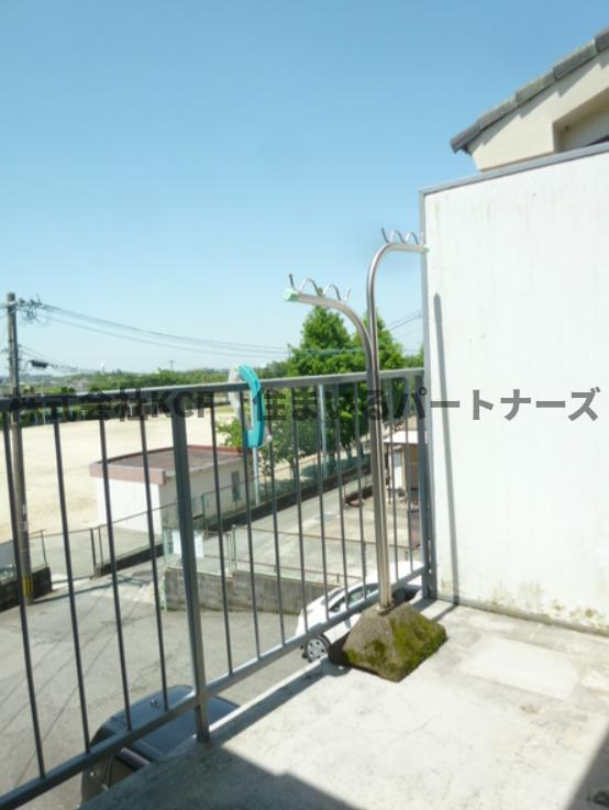 高良内コーポのバルコニー|外からの目が気にならないバルコニーで洗濯物が干せます