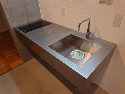 Ｍｏｎ－ｎａｋａ　Ａｐａｒｔｍｅｎｔ　Ｔｅｒｒａｃｅのキッチン|2口IHコンロ