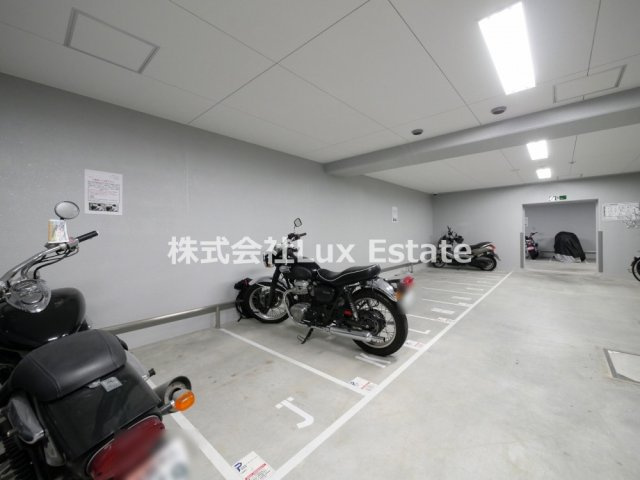 プレサンス堺筋本町ディスティニーの駐車場