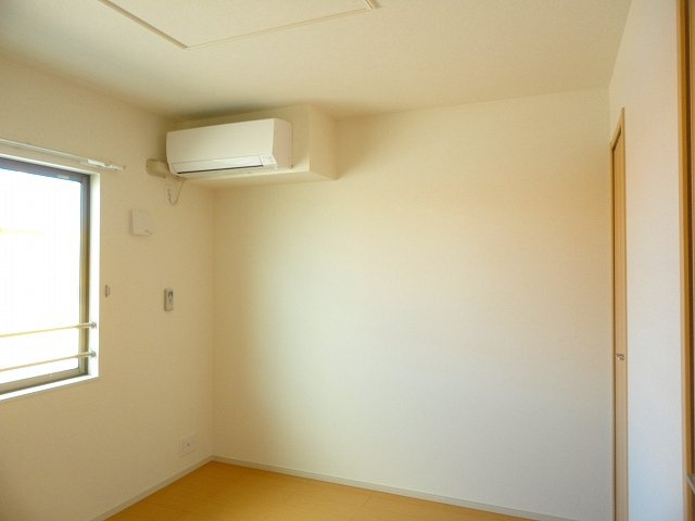 エストレーモの内装|明るい色調の室内です