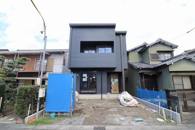 仲介手数料無料）愛西市北一色町北田面２期１棟／２期１号棟の前面道路含む現地写真|外観写真