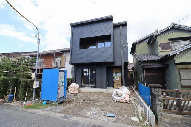 仲介手数料無料）愛西市北一色町北田面２期１棟／２期１号棟の前面道路含む現地写真|外観写真