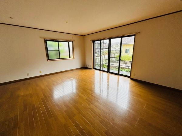 八街市八街にの中古一戸建の居間・リビング