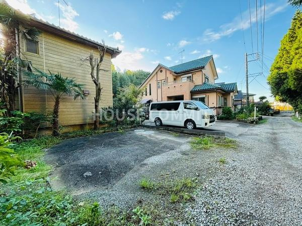 八街市吉倉の中古一戸建の前面道路含む現地写真