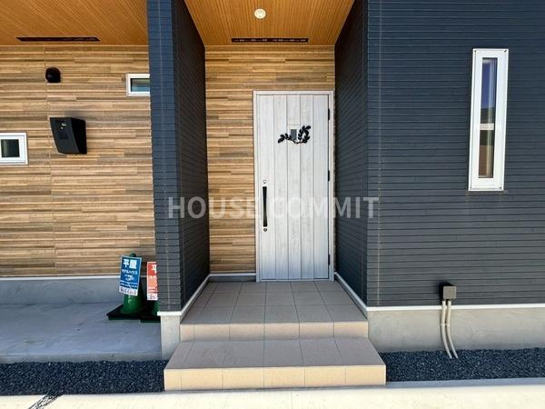 富里市七栄の新築一戸建の玄関