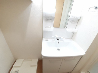 【洗面所】 | グリーンステージⅢ番館 | 明るい洗面所です