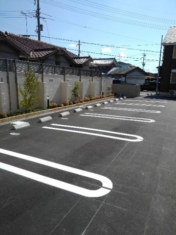 メレヴェイユ　アルファーの駐車場