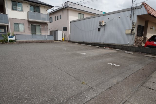 ルーチェ二の宮の駐車場