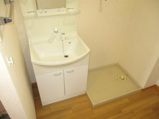 IS・若葉 Bの洗面所|スペースが確保できる洗面所です