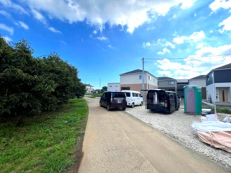 【前面道路含む現地写真】 | 土浦市神立町第9　新築戸建　3号棟 | ゆとりのある前面道路に面した開放感のある住まい。お車の出し入れもしやすく、毎日の暮らしにも嬉しい立地です。
