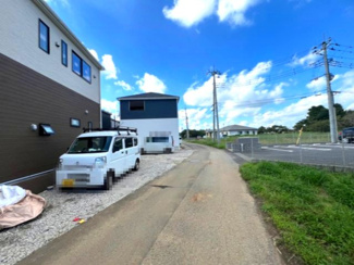 【前面道路含む現地写真】 | 土浦市神立町第9　新築戸建　3号棟 | 道路幅にゆとりがあり、車のすれ違いもしやすい前面道路です。