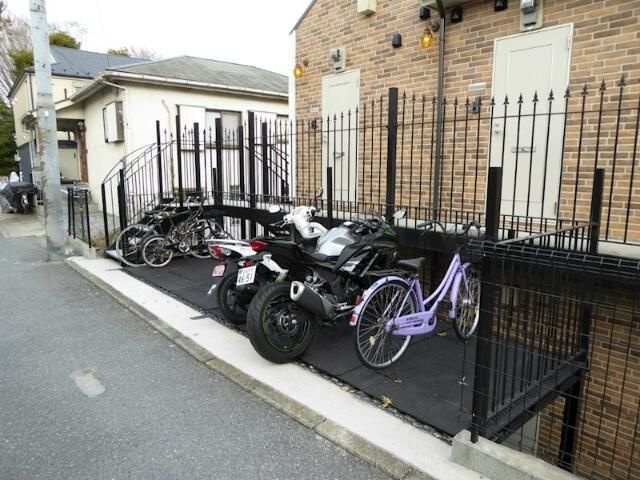 ハーミットクラブハウス山手本郷町の駐車場