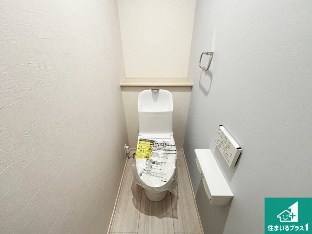 池田市旭丘　第1期　新築一戸建てのトイレ|1・2階の2ヶ所にあるので、朝の忙しい時間の順番待ちもなく、深夜の利用にも大変便利です。