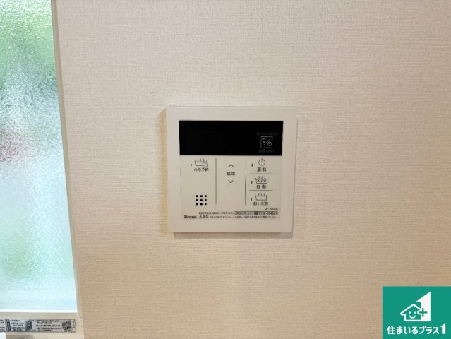 池田市旭丘　第1期　新築一戸建ての発電・温水設備|給湯器リモコン（LDK側）ボタン一つでお風呂のお湯はり・追い炊き可能！便利な呼び出し機能付き！表示文字が大きく読みやすい有機ＥＬを採用！どの角度からも見やすくなっています。