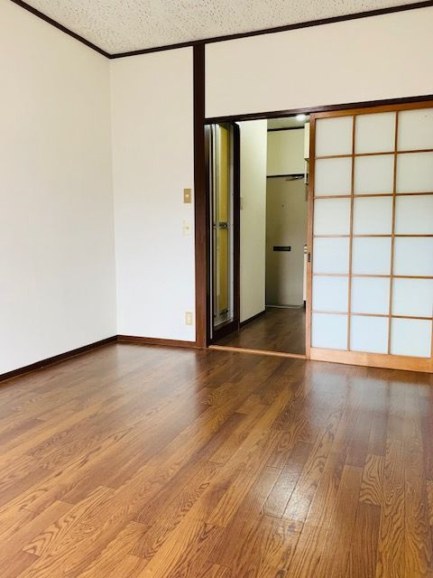 宮﨑コーポの居間・リビング|６帖の洋室です