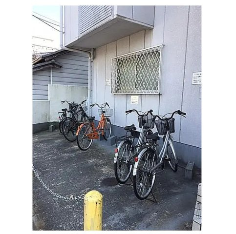 大阪府東大阪市1棟売りアパート「コスモハイム」の駐輪場