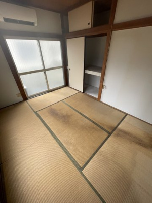 【寝室】 | コーポ橋本 | クリーニング前の状態です。