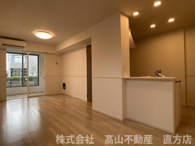 中間市中央３丁目のアパートの居間・リビング