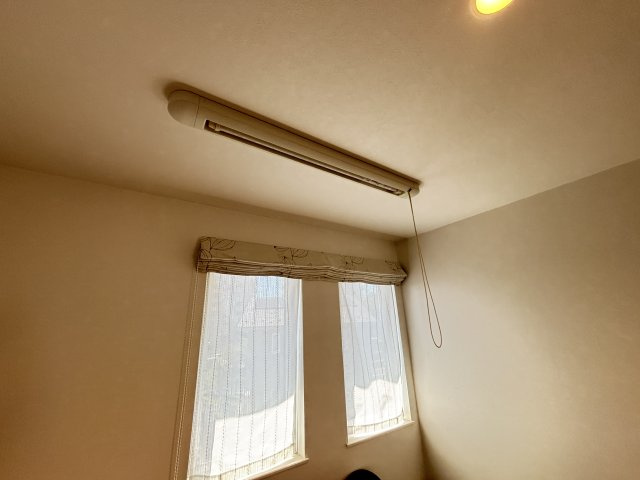 ２階ユーティリティスペースには室内物干しユニットがございます。