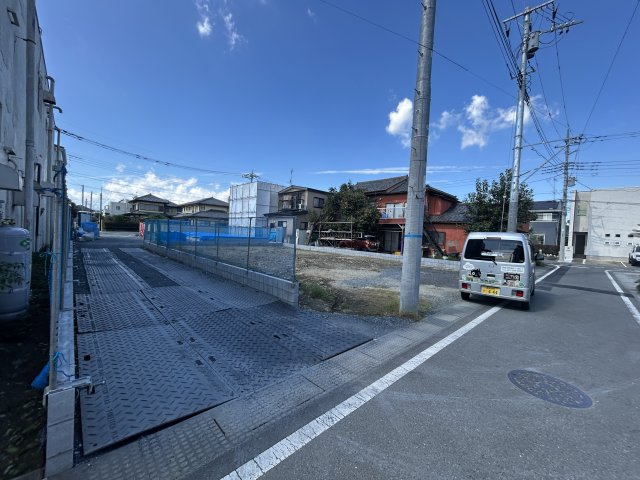 新築　前橋市三俣町1丁目　全2区画　1号棟の前面道路含む現地写真|西側接道幅員約12ｍ　東側接道幅員約4ｍ　