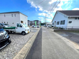 【前面道路含む現地写真】 | 土浦市木田余西台第2　新築戸建　1号棟 | 前面道路が広く開放感があり、陽当たりや風通しも良好です。