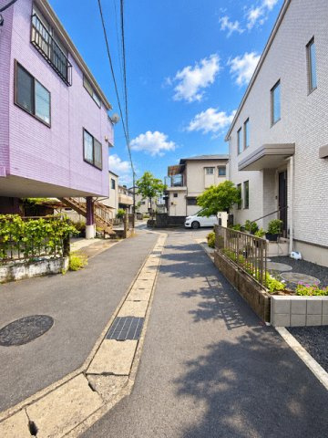 沼津市三枚橋の新築一戸建の前面道路含む現地写真|前面道路　道路幅が狭いので対向車とのすれ違いは注意が必要です