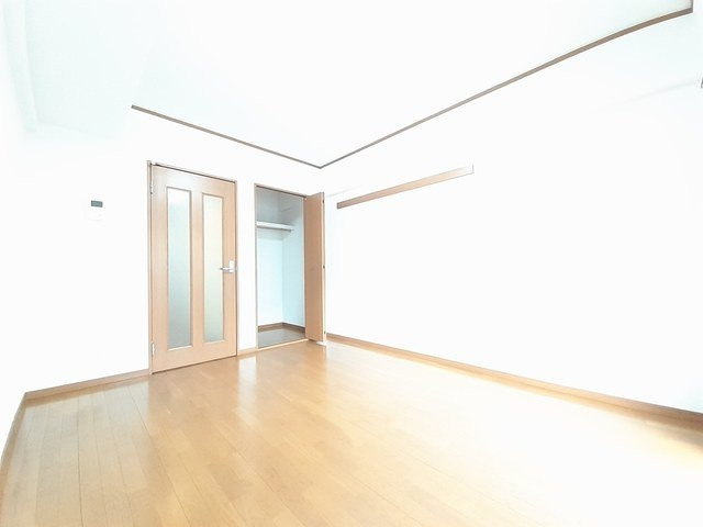 【内装】 | ａｕｂｅ春の町 | 明るい色調の室内です