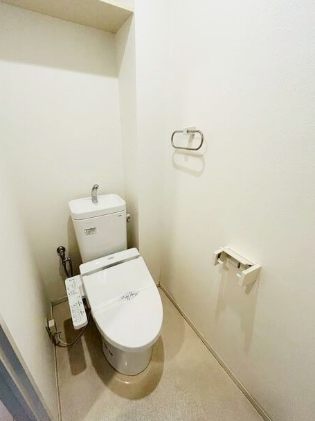 サンシティ桂坂壱番館のトイレ|多機能なウォシュレット付！温かい便座でホッと一息つけちゃう至福の空間に。