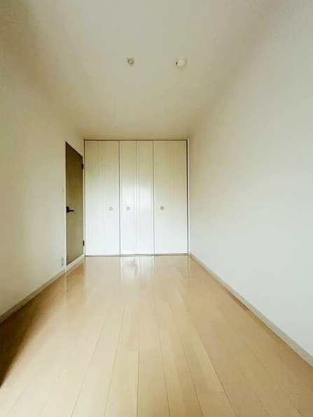 サンシティ桂坂壱番館の洋室|全居室に収納を設けている為、生活感が出にくく住環境を広々お使いいただけます。
