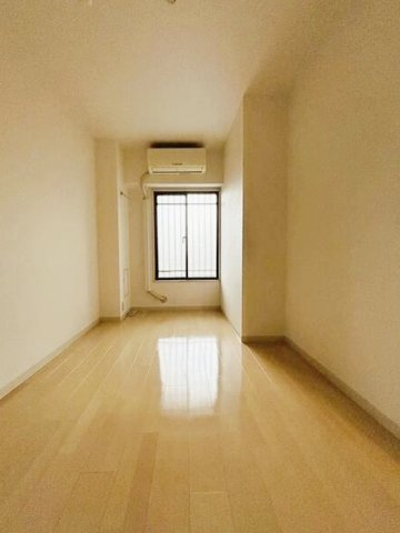 サンシティ桂坂壱番館の洋室|木目の自然な模様や落ち着きある色味が、お部屋に温かみをもたらします。壁紙は白を基調としており、インテリアプランも考えやすいシンプルな仕上がりです。