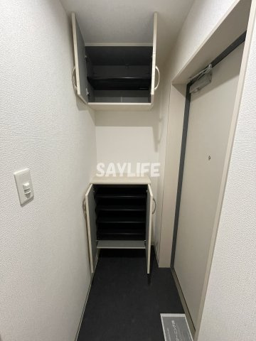 D porta Damreyの玄関