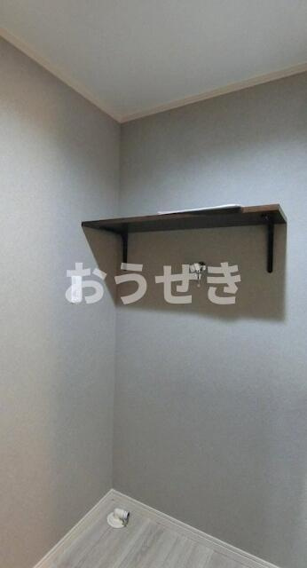 ＱＵＩＥＴ　ＣＲＡＢ　ＨＯＵＳＥ　ＴＯＧＥＴＨＥＲ　磯子（仮）の設備|室内洗濯機置き場は便利な棚付…