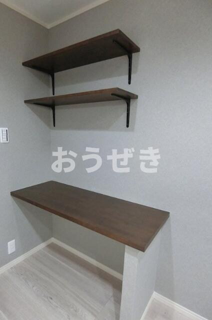 ＱＵＩＥＴ　ＣＲＡＢ　ＨＯＵＳＥ　ＴＯＧＥＴＨＥＲ　磯子（仮）の収納|お洒落な飾り棚、便利なカウン…