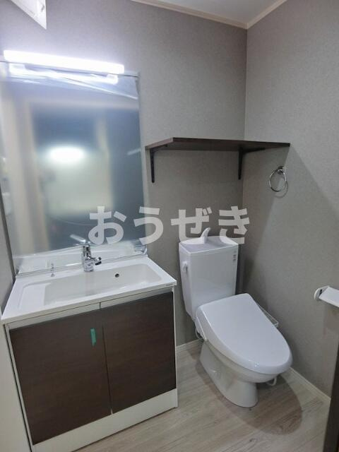 ＱＵＩＥＴ　ＣＲＡＢ　ＨＯＵＳＥ　ＴＯＧＥＴＨＥＲ　磯子（仮）のトイレ|独立洗面台を完備し、朝の身支…