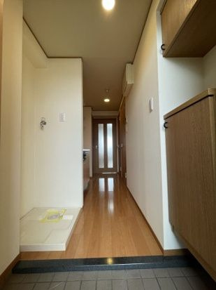 ロイビル国分寺の玄関