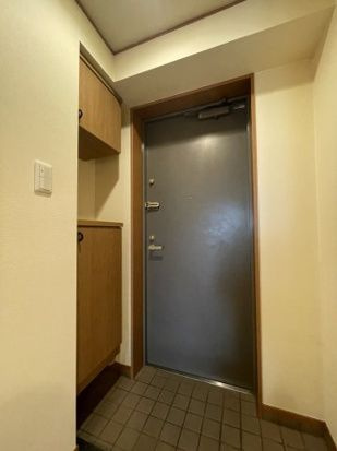 ロイビル国分寺の玄関