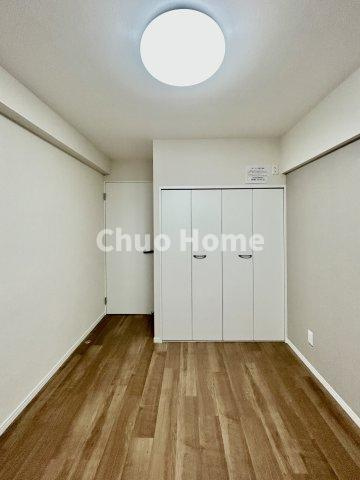 亀有大晃サンハイムの寝室|【寝室】心と体をゆったりと安らげる主寝室。寝室のゆとりが大きい分だけ、暮らしの安らぎは深まります。一日の疲れを癒すだけでなく、ご夫婦の親密な語らいを紡ぎ出します