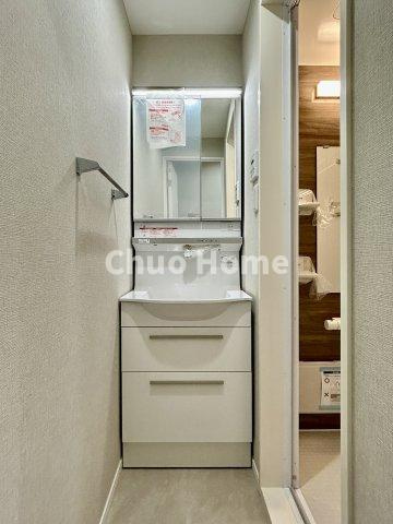 亀有大晃サンハイムの独立洗面台|【洗面化粧台】身だしなみを整えやすい事はもちろんですが、鏡の後ろに収納スペースを設ける事により、散らかりやすい洗面スペースをすっきりさせる事が出来るのも嬉しいですね