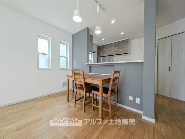 立川市上砂町4丁目　中古戸建の居間・リビング|【Family Living】◆家族時間を楽しむ◆
ダイニングとリビングをまとめやすい約15.49帖のLDK。毎日の食事からくつろぎの時間まで、家族が自然と集まります。