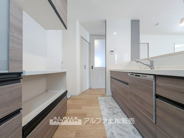 立川市上砂町4丁目　中古戸建のキッチン|【Happy Kitchen】◆会話を楽しむキッチン◆
リビング・ダイニングを見渡しやすい対面式キッチン。家族の様子を感じながら料理ができる、暮らしに馴染む設計です。