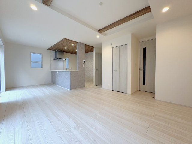 ふじみ野市西原１丁目の新築一戸建の居間・リビング|17帖の広々LDKはご家族もゆったりくつろげる空間です。