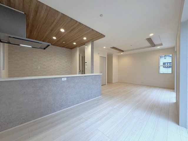 ふじみ野市西原１丁目の新築一戸建の居間・リビング|天井を高くしてリビングに開放感をプラスした折上天井
