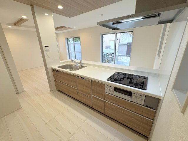 ふじみ野市西原１丁目の新築一戸建のキッチン|対面キッチンならお料理の配膳や片付けもスムーズです。家族との会話を楽しみながらお料理することが出来ます。