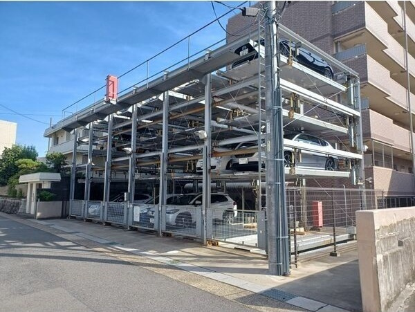 アーデン上社の駐車場
