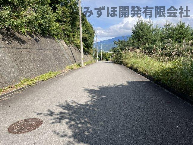 上山市大石2丁目5-8の前面道路含む現地写真