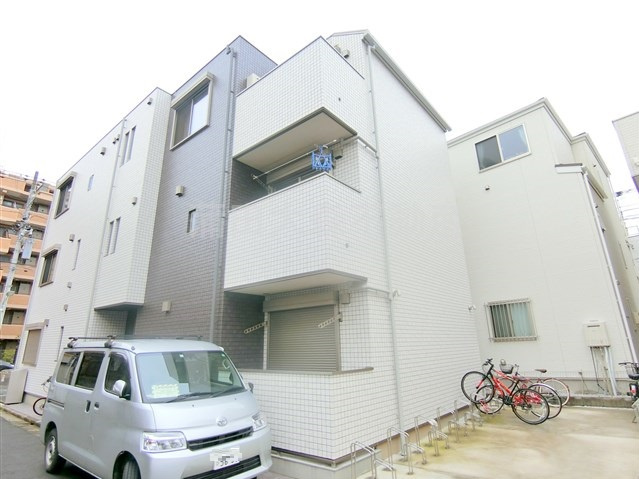 メゾンレユシールの外観|2019年12月築　軽量鉄骨造地上3階建て総戸数5戸光インターネット無料の人気賃貸アパート
東京都大田区中央8丁目　京浜東北線蒲田駅徒歩15分、京浜急行本線梅屋敷駅徒歩17分