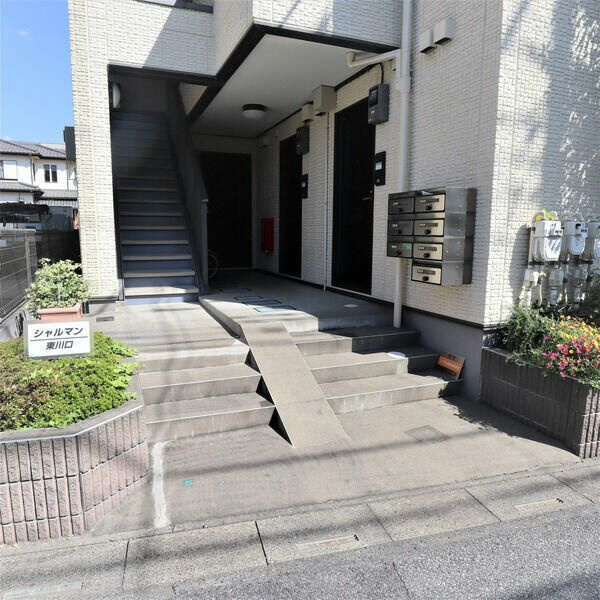 シャルマン東川口のエントランス