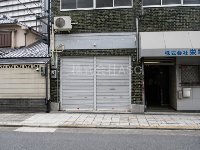 酒木ビルのエントランス