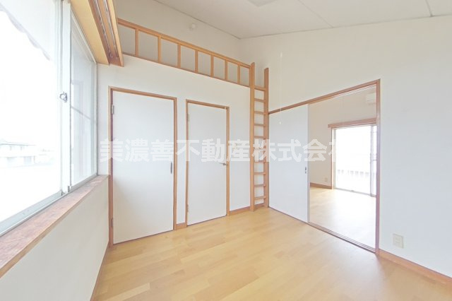 ６７２８９　瑞穂市美江寺中古戸建ての洋室